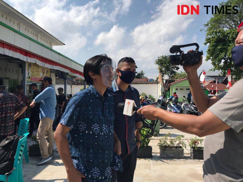 Ketua IJTI Sumbar John Nedy Kambang saat diwawancarai awak media usai menjalani Swab tes. IDN Times/Andri NH