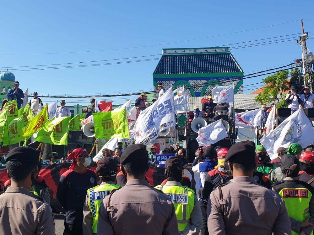 buruh lakukan aksi di depan Kantor DPRD Jatim, Selasa (25/8/2020). Dokumentasi Istimewa