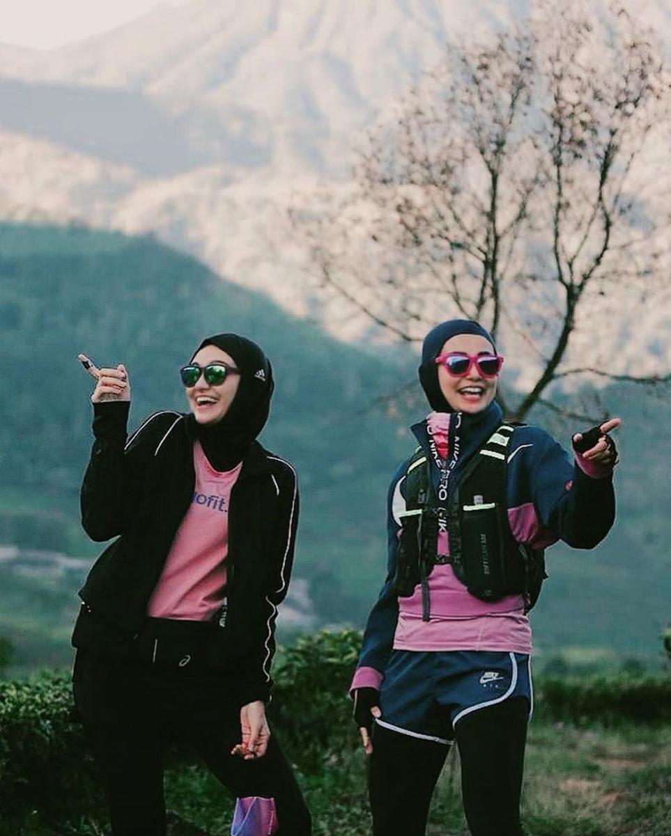 10 Potret Seru Zee Zee Shahab dan Soraya Larasati Saat Mendaki Gunung