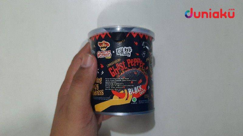 Ghost Pepper Black Crisps. duniaku.com/Adhitya Daniel