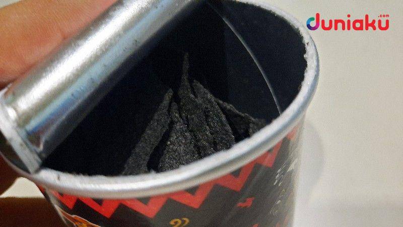 Ghost Pepper Black Crisps. duniaku.com/Adhitya Daniel