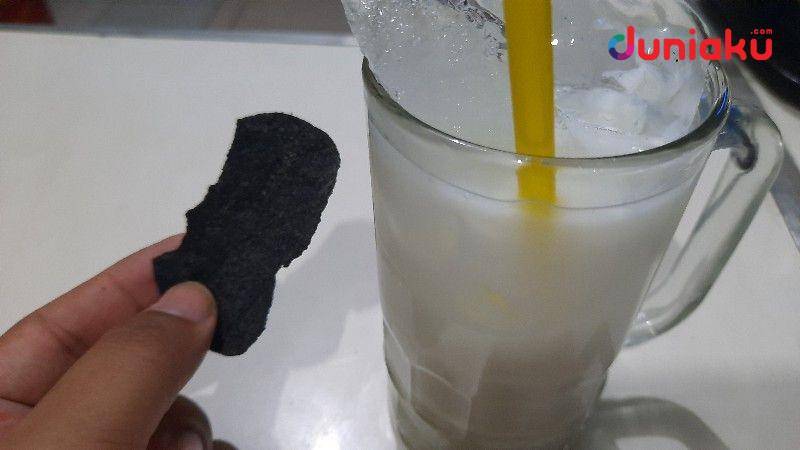 Ghost Pepper Black Crisps plus susu. duniaku.com/Adhitya Daniel