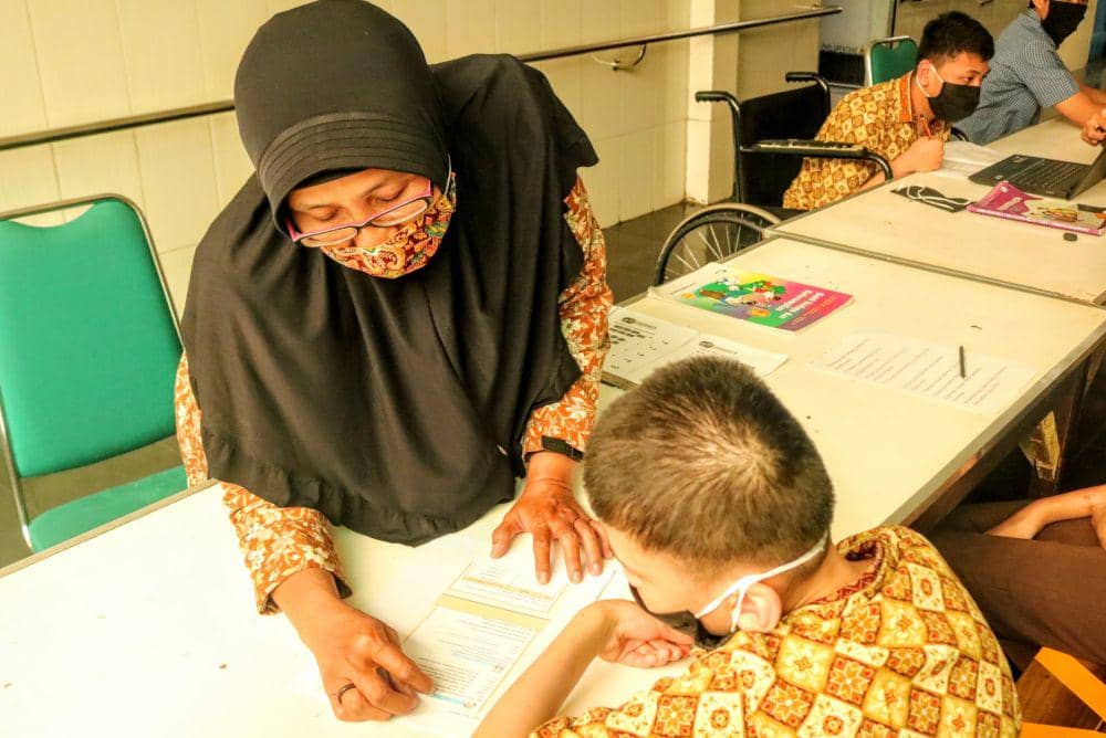 Seorang guru saat membimbing siswa belajar di YPAC Kota Malang. IDN Times/ Alfi Ramadana
