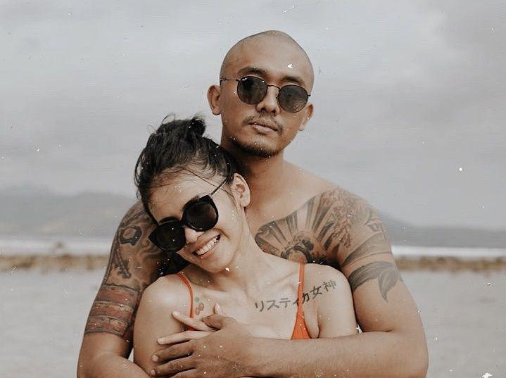 Makin Harmonis, 10 Potret Kemesraan Uus dan Istri Selama New Normal
