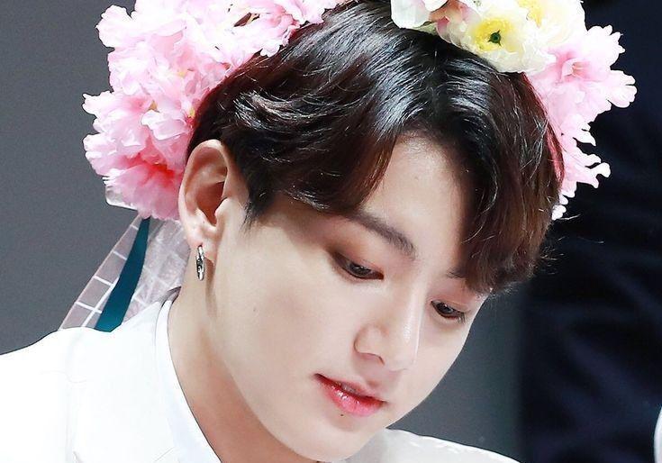 10 Potret Jungkook BTS Kenakan Flower Crown, Memesona!