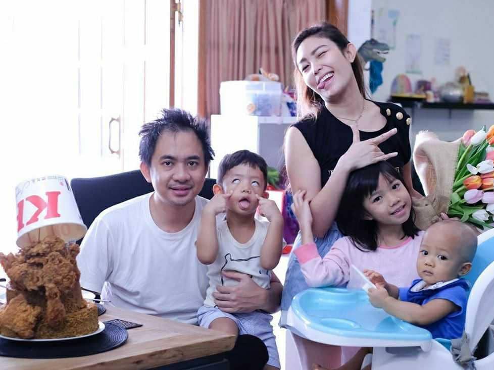 9 Potret Harmonis Keluarga Ayu Dewi dan Regi Datau, Kompak Banget!