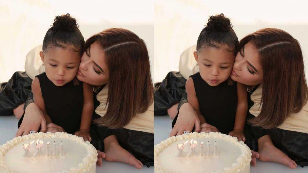10 Gaya Kompak Kylie Jenner dan Putri Kesayangan, Stormi Webster