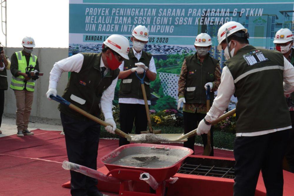 Seremonial Topping Off Gedung Pusat Akademik dan Riset UIN Raden Intan Lampung, Rabu (26/8/2020). (Istimewa/radenintan.ac.id)