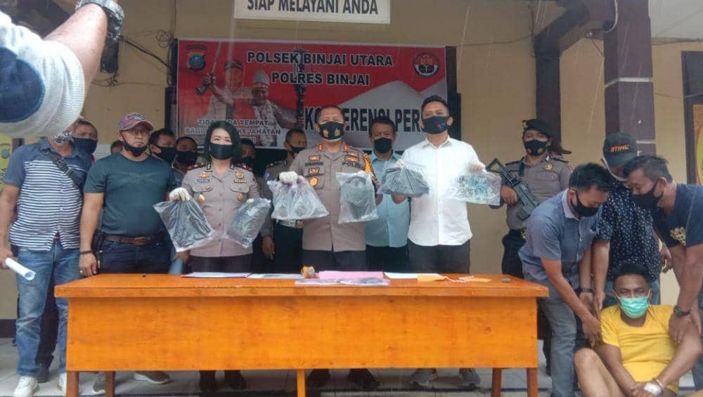 Barang bukti hasil perampokan yang dilakukan pelaku dan ditunjukan petugas kepolisian saat konprensi pers (IDN Times/ Bambang Suhandoko)