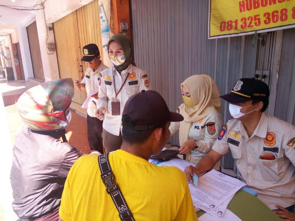 Pelanggar tidak memakai masker disita KTP-nya dalam razia yang dilakukan Satpol PP Kota Semarang. Dok. Satpol PP Kota Semarang