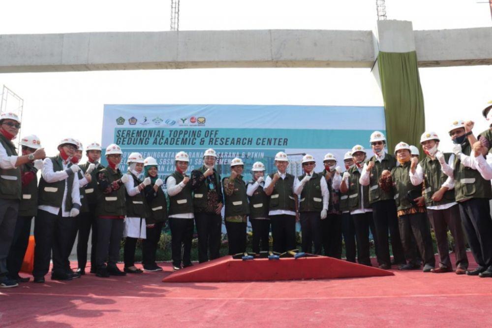 Seremonial Topping Off Gedung Pusat Akademik dan Riset UIN Raden Intan Lampung, Rabu (26/8/2020). (Istimewa/radenintan.ac.id)