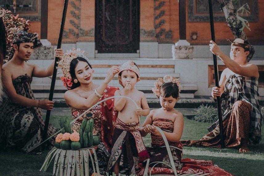 Dinikahi Pangeran, Ini 10 Potret Happy Salma Cinta Adat Bali