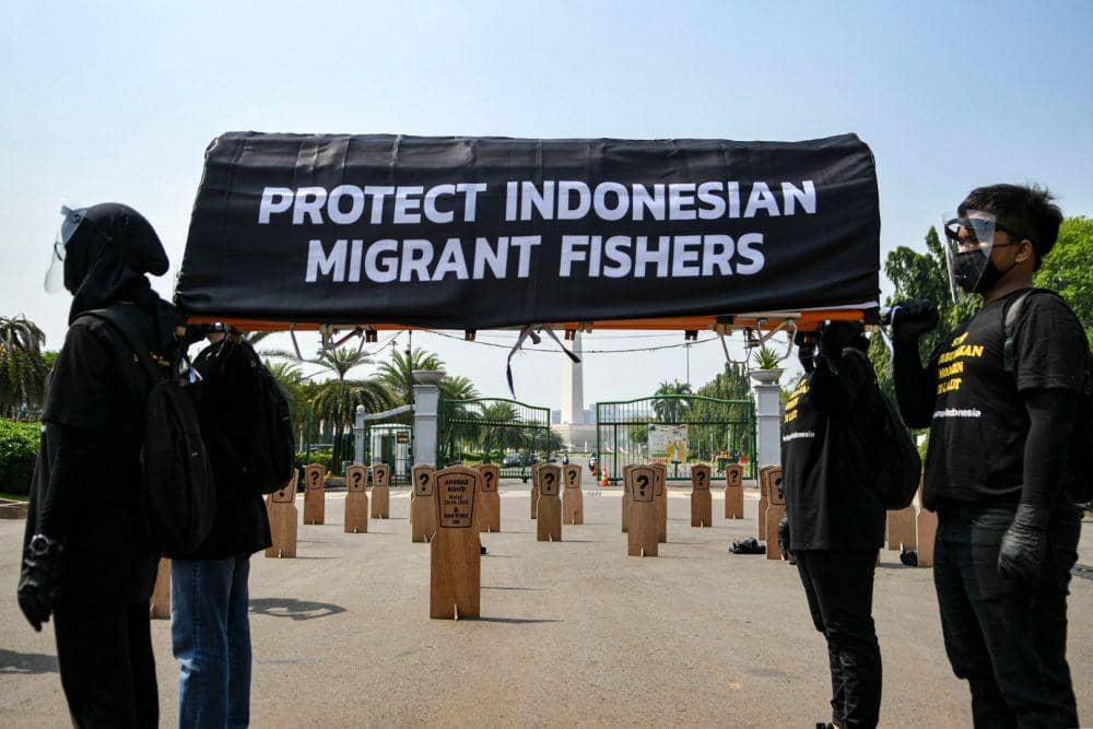 Aktivis buruh yang tergabung dalam Serikat Buruh Migran Indonesia (SBMI) dan Greenpeace Indonesia melakukan aksi damai di depan Istana Merdeka, Jakarta, Kamis (27/8/2020) (ANTARA FOTO/M Risyal Hidayat)