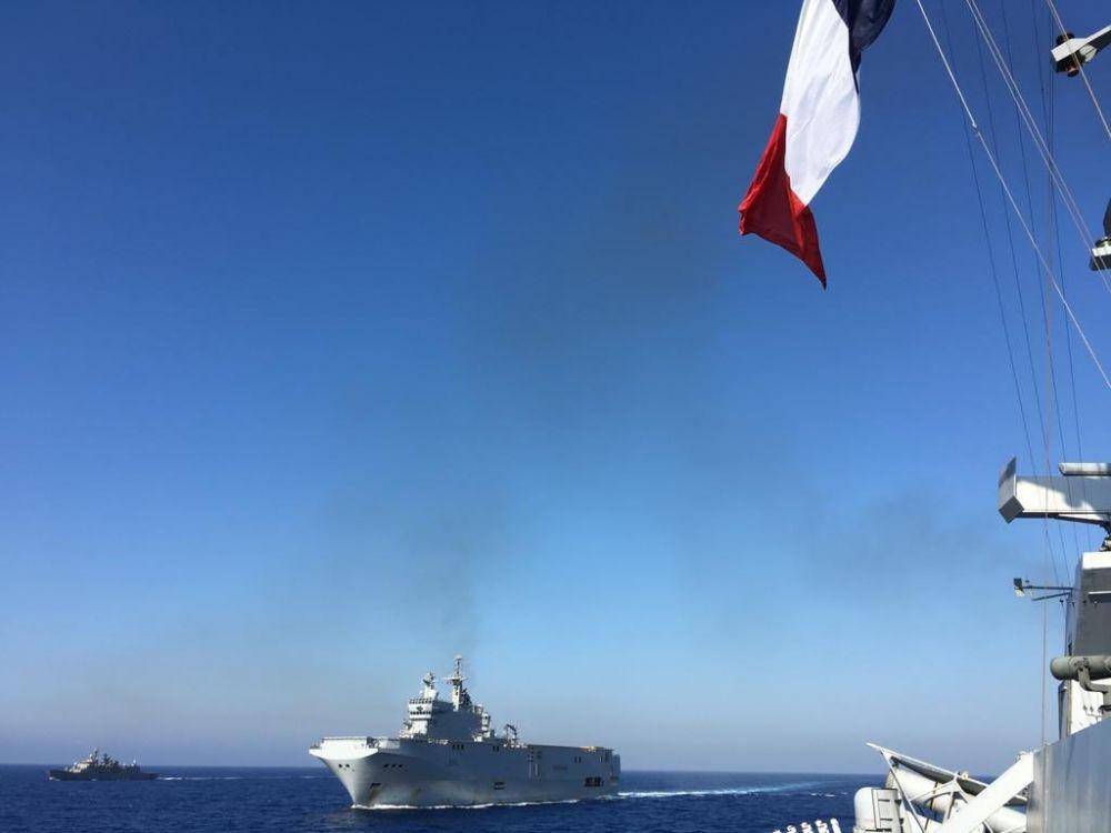 Kapal Angkut Helikopter Tonerre dan Kapal Frigat La Fayette milik AL Prancis melaksanakan latihan militer bersama AL Yunani di Laut Mediterania Timur, pada 13 Agustus 2020. twitter.com/florence_parly