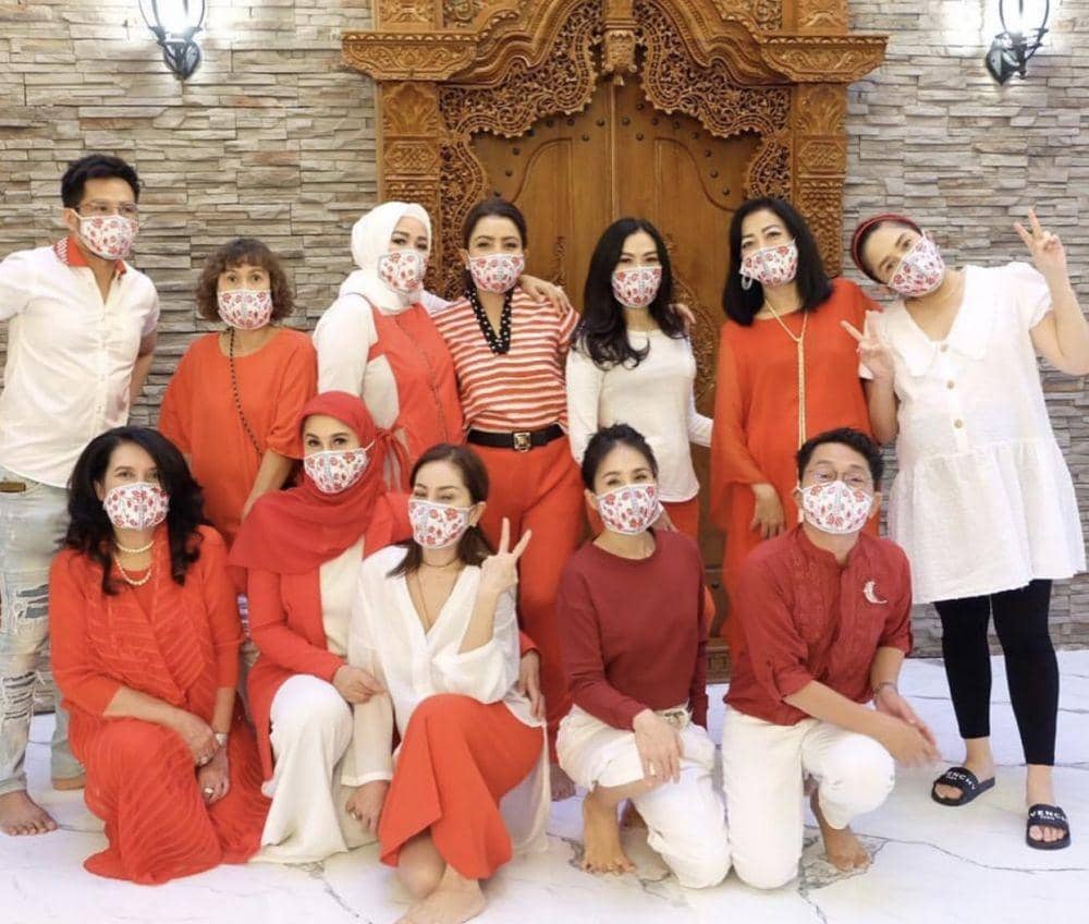 10 Potret Cetar Marini Zumarnis dan Geng Arisan Sosialitanya