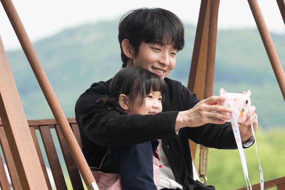 9 Potret Lee Joon Gi Asuh Anak di 'Flower of Evil', Papa-able Banget!