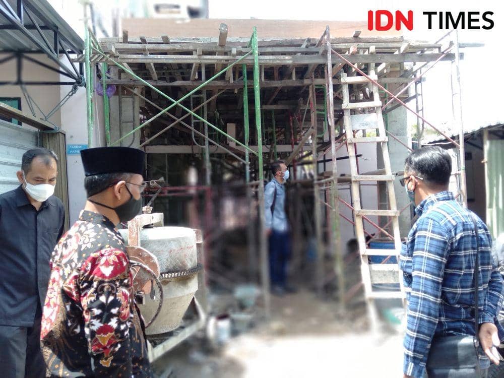 Sidak Komisi D DPRD Bantul ke proyek renovasi Puskesmas Pandak 2. IDN Times/Daruwaskita