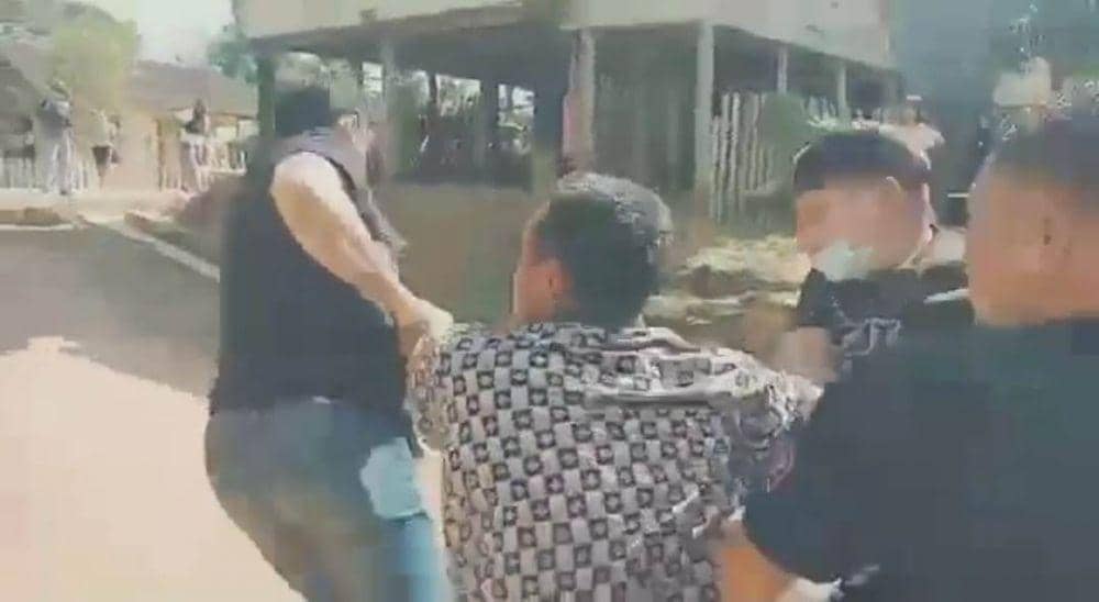 Proses penangkapan Ketua Komunitas Adat Laman Kinipan, Kalimantan Tengah, Effendi Buhing dari rumahnya pada Rabu, 26 Agustus 2020 (Dok.IDN Times/Istimewa)