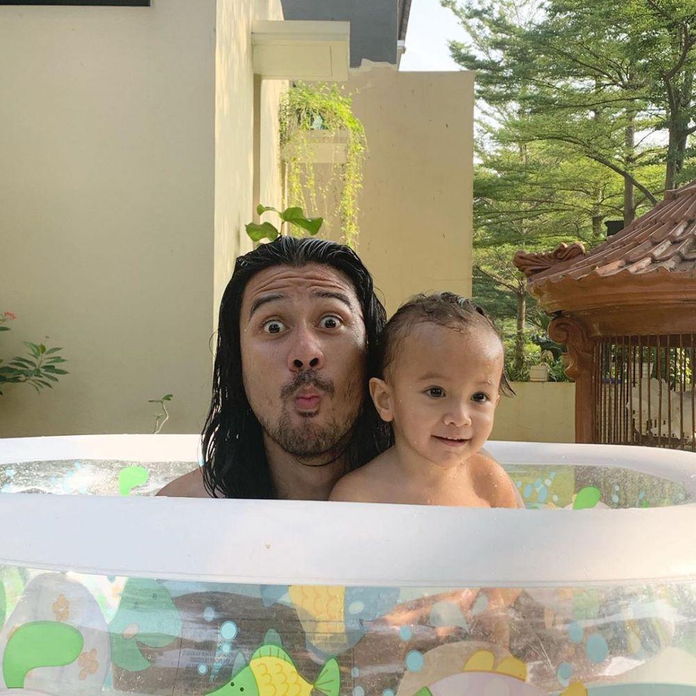 Biasa Tampil Gagah, Ini 10 Potret Manis Artis ketika Bersama Sang Anak