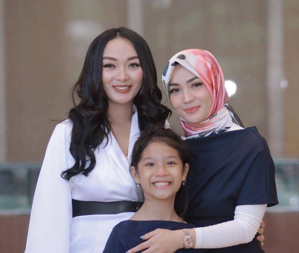 9 Artis Ini Berteman Baik dengan Mantan Istri Suaminya