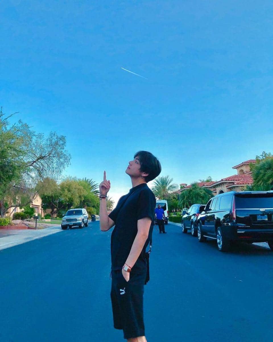 9 Potret V BTS Kenakan Kaos Polos, Pesonanya Bikin Melting!