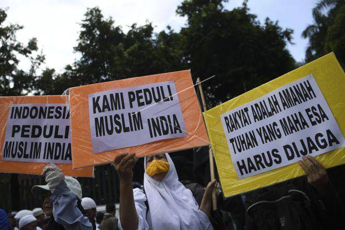 Pengunjuk rasa mengikuti aksi di depan Kedubes India, Jakarta, Jumat (6/3/2020). Ratusan umat muslim dari berbagai organisasi kemasyarakatan melakukan aksi sebagai bentuk solidaritas bagi umat muslim India terkait konflik di negara tersebut. ANTARA FOTO/Wahyu Putro A/aww.