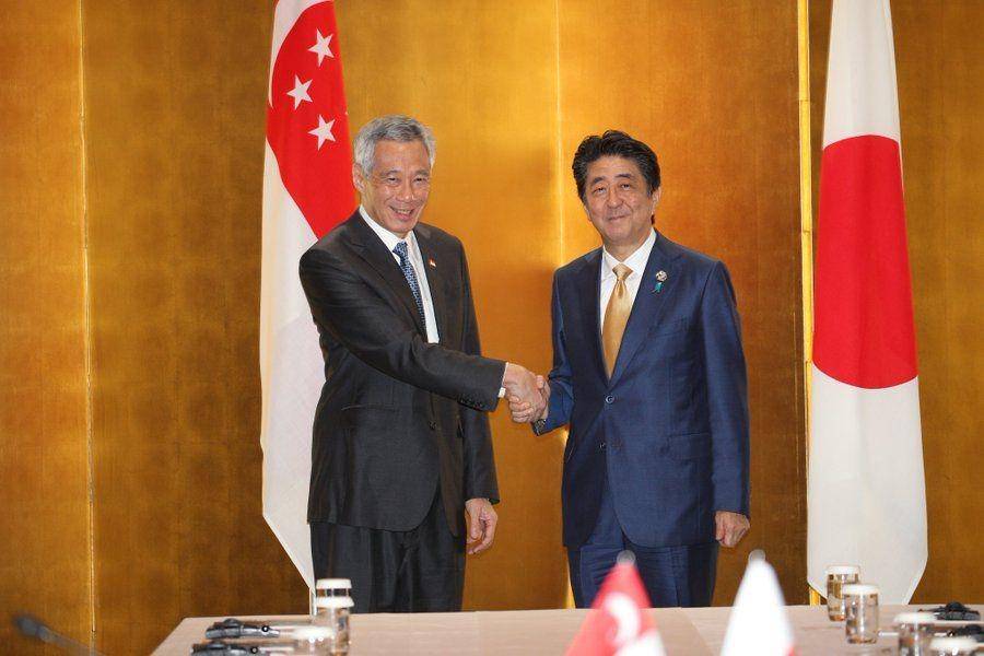Perdana Menteri Singapura, Lee Hsien Loong bersama Perdana Menteri Jepang, Shinzo Abe (Twitter/leehsienloong)
