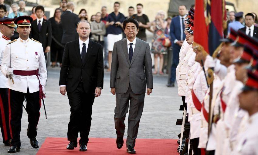 Duta Besar (non-residen) Malta untuk Jepang, Andre Spiteri bersama PM Jepang Shinzo Abe (Twitter/a_spiteri)