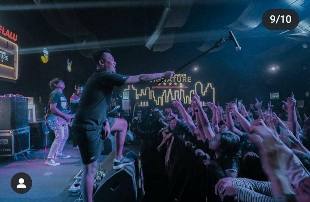 Konser di Sleman viral karena penontonnya abaikan protokol kesehatan. Twitter.com/aysririe