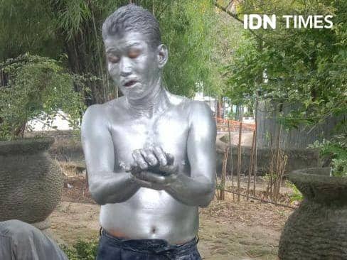 Manusia silver di Palembang (IDN Times/Feny Maulia Agustin)