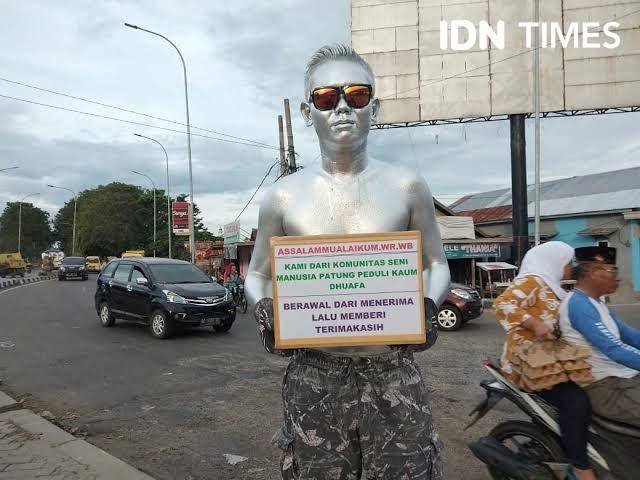 Manusia silver di Palembang (IDN Times/Feny Maulia Agustin)