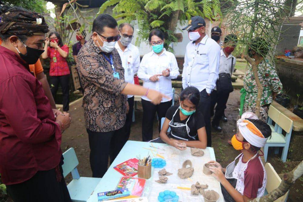 I Komang Gede Sanjaya (baju batik) (Dok.IDN Times/Istimewa)