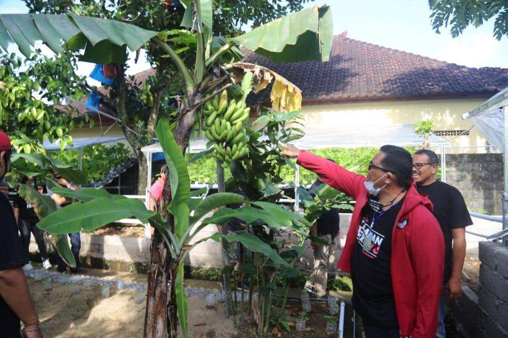 I Komang Gede Sanjaya (baju merah) (Dok.IDN Times/Istimewa)