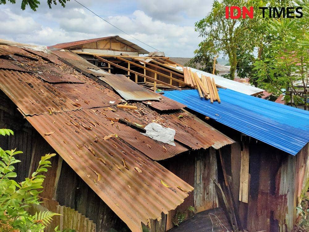 Bedah Rumah, Atap Bocor Tiap Hujan Nenek Asniah Terpaksa Mengungsi