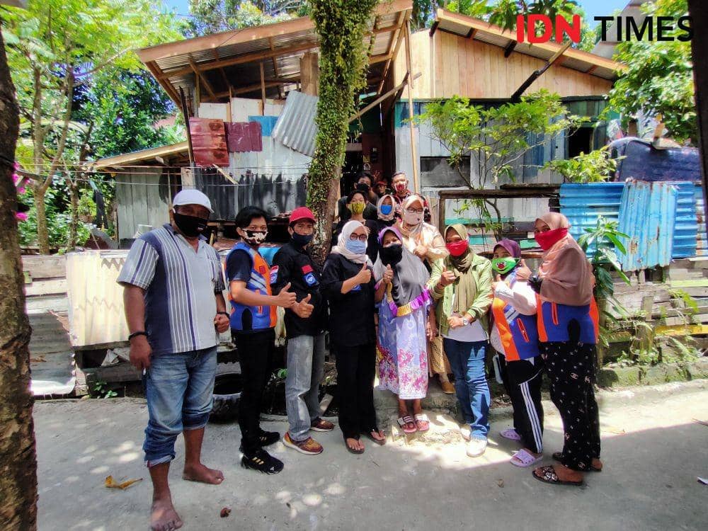 Kegiatan bedah rumah Nenek Asniah di Balikpapan (IDN Times/Hilmansyah)