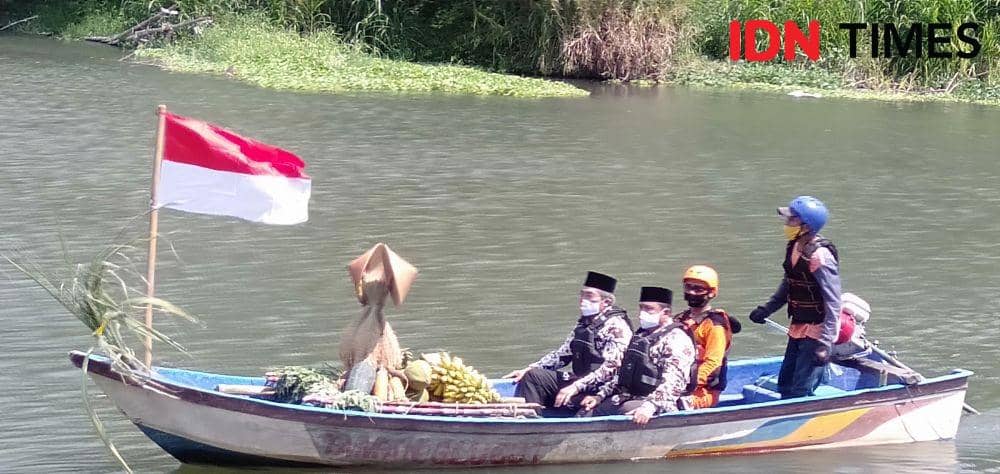 Pasangan AHM-JP naiki perahu melewati Sungai Opak. IDN Times/Daruwaskita