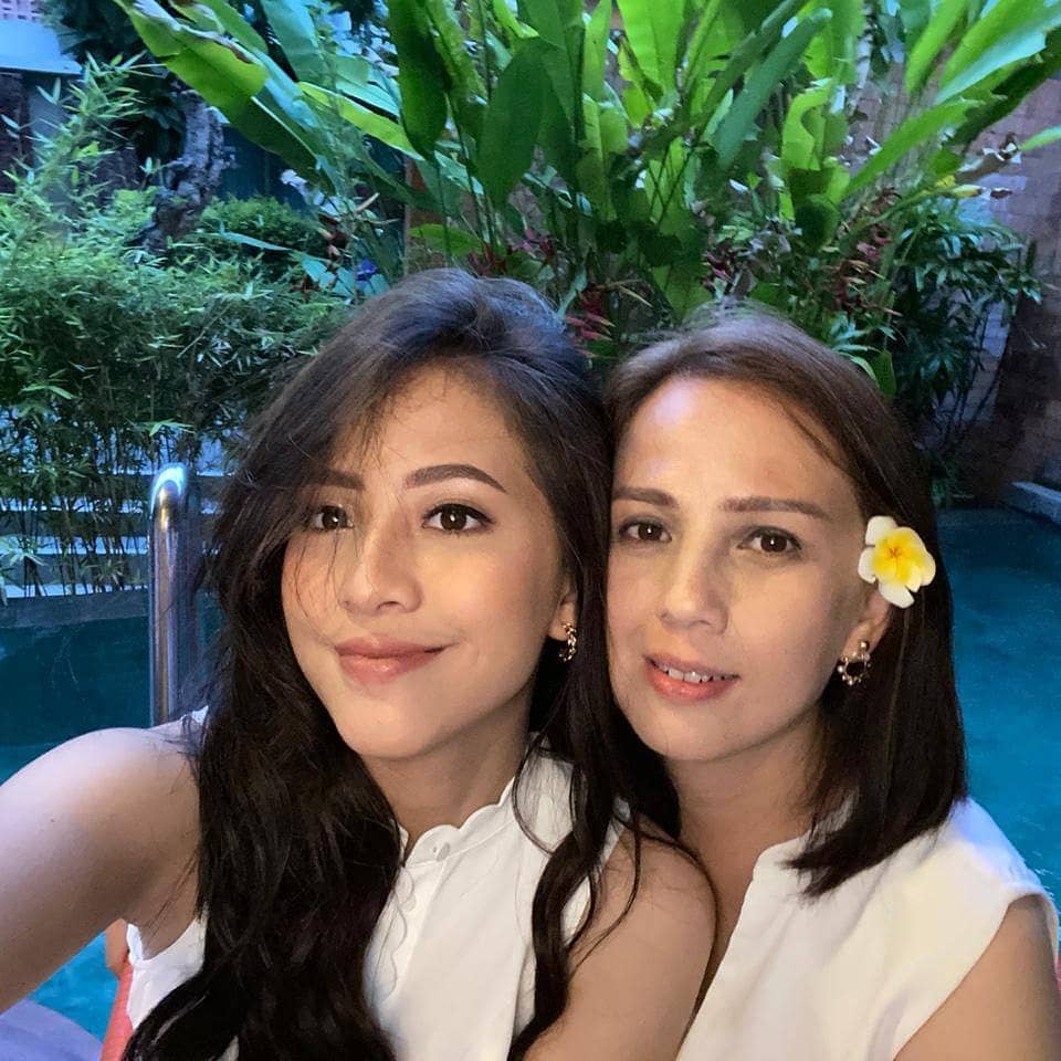 Selalu Ada untuk Anak, 9 Potret Kedekatan Zara Adhisty dan Sang Ibu