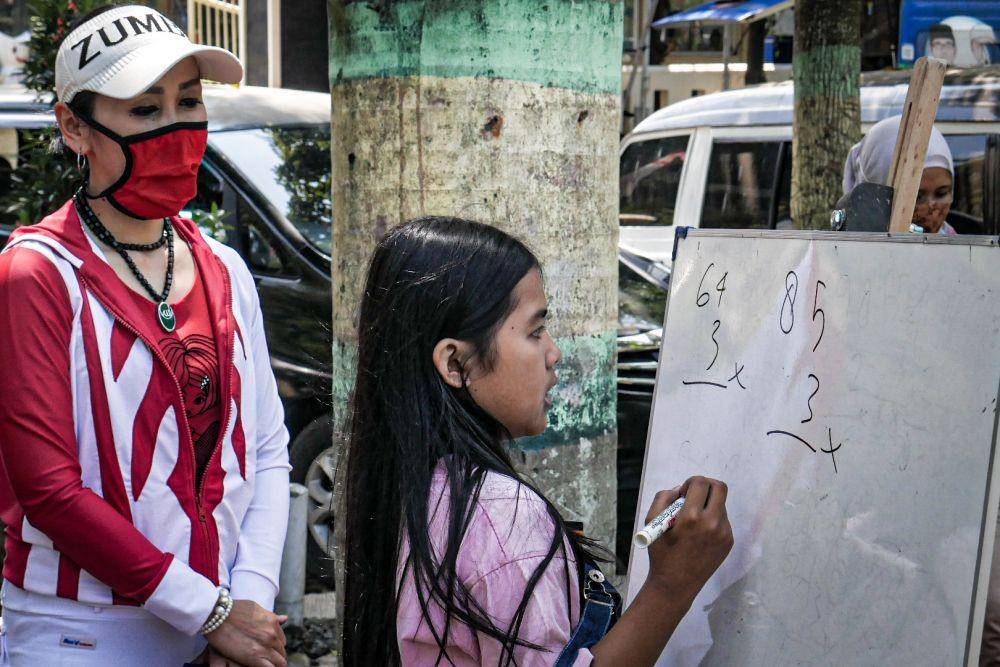 Anak jalanan mengikuti kegiatan belajar di alun-alun Kota Cimahi. (IDN Times/Bagus F)