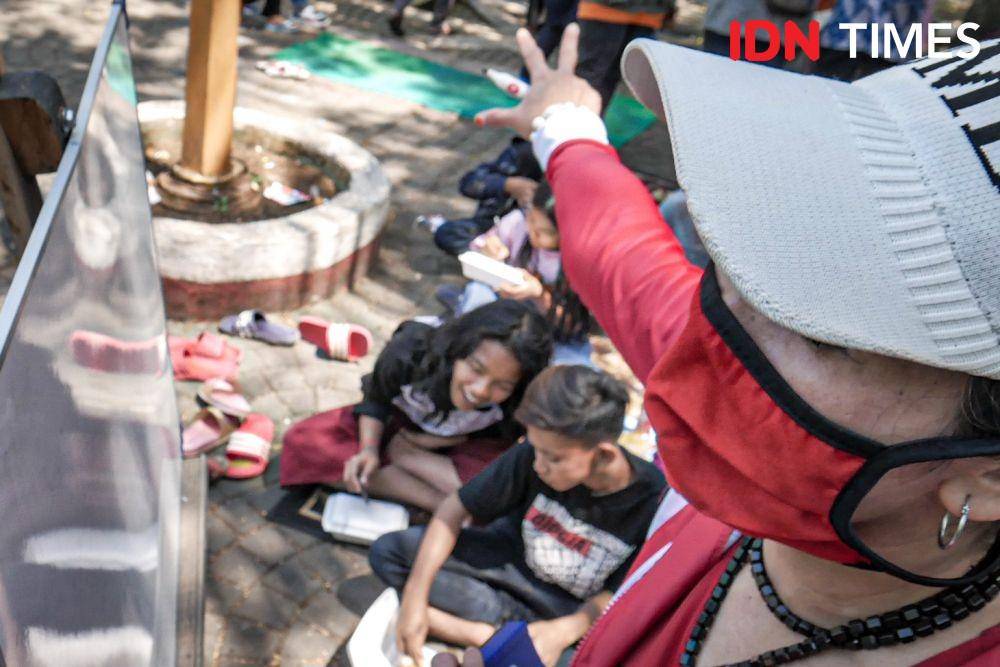 Anak jalanan mengikuti kegiatan belajar di alun-alun Kota Cimahi. (IDN Times/Bagus F)