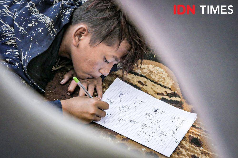 Anak jalanan mengikuti kegiatan belajar di alun-alun Kota Cimahi. (IDN Times/Bagus F)