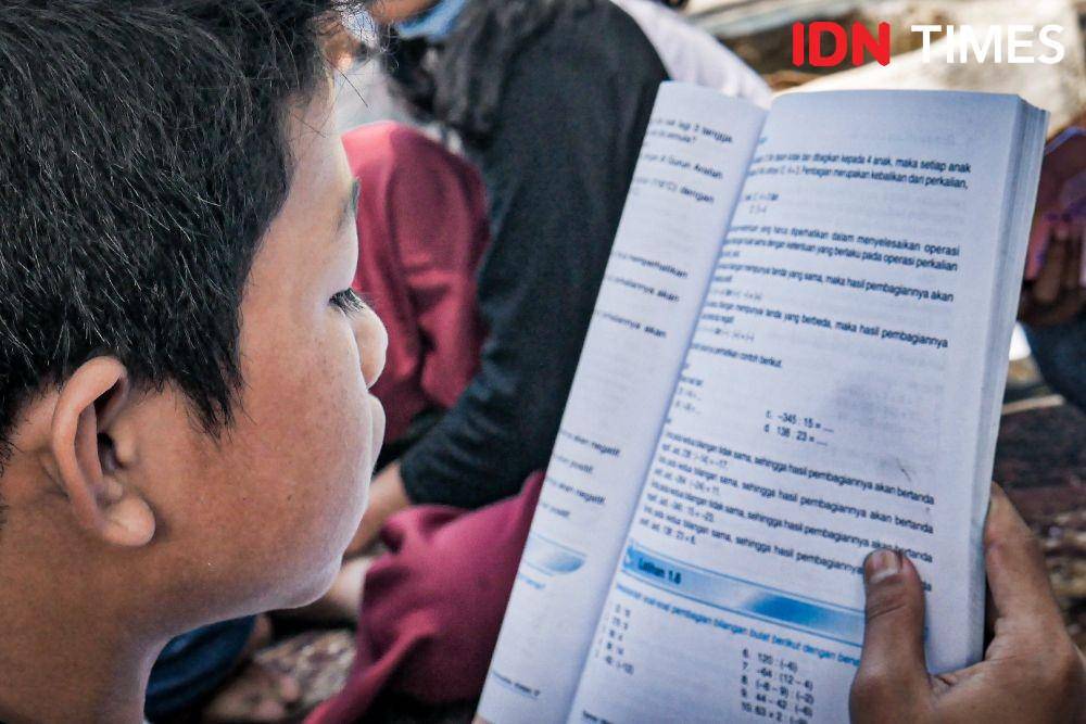 Anak jalanan mengikuti kegiatan belajar di alun-alun Kota Cimahi. (IDN Times/Bagus F)