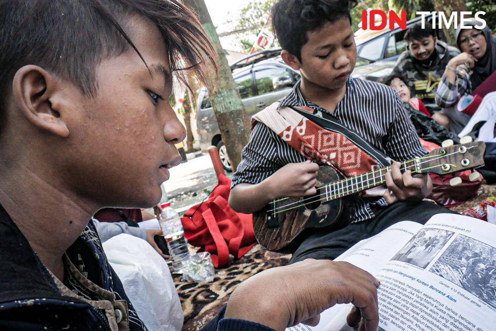 Anak jalanan mengikuti kegiatan belajar di alun-alun Kota Cimahi. (IDN Times/Bagus F)