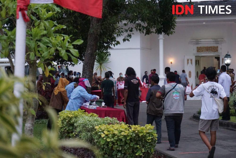 Jokowi Bagi-bagi Ribuan Paket Sembako, Antrean Warga Mengular
