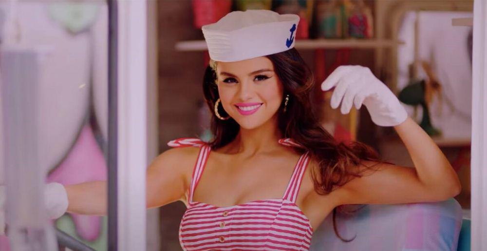 Duet Bareng BLACKPINK, Ini 9 Ide Stripe Outfit ala Selena Gomez!
