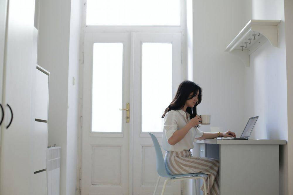Lebih profesional dalam menggenggam suatu tanggung jawab (Pexels.com/JESSICA TICOZZELLI)