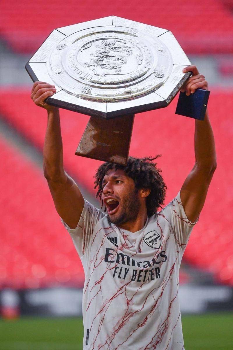 Mohamed Elneny dengan trofi Community Shield yang dimenangkan Arsenal. Twitter/@gunforceedits