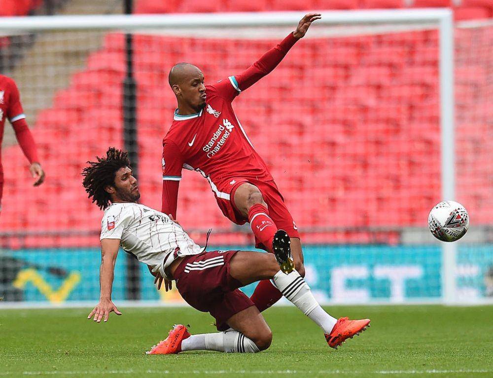 Mohamed Elneny berebut bola dengan gelandang Liverpool, Fabinho, pada laga Community Shield, Sabtu (29/8/2020) malam. Twitter/@AFTVMedia
