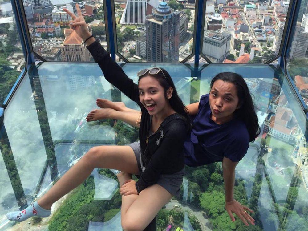 Bak Kakak Adik, Ini 9 Potret Kedekatan Lyodra Ginting dengan Sang Mama