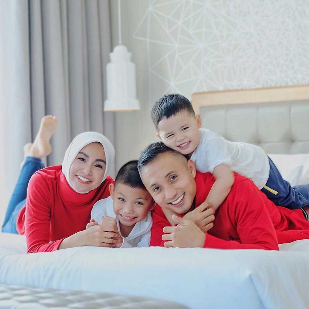 Jauh dari Gosip, 10 Potret Bahagia Keluarga Kecil Soraya Larasati
