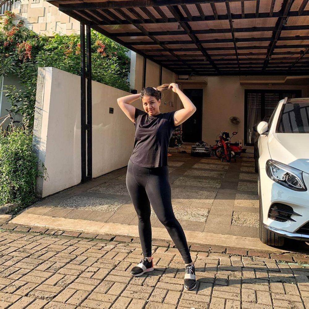 instagram.com/tya_ariestya